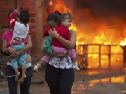 Bewohnerinnen von Pinheirinho verlassen ihre brennendes Quartier Bild: YouTube Screenshot