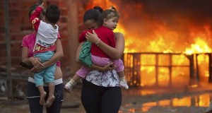 Bewohnerinnen von Pinheirinho verlassen ihre brennendes Quartier Bild: YouTube Screenshot